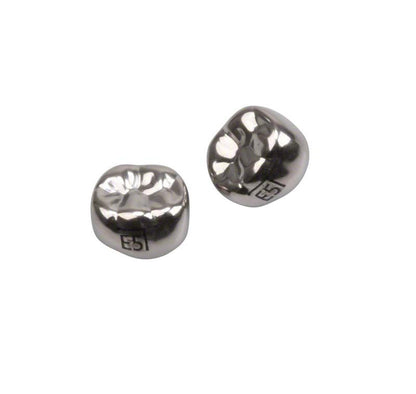 Edelstahlkronen für Milchzahnmolaren mit eingraviertem "E5"-Symbol.