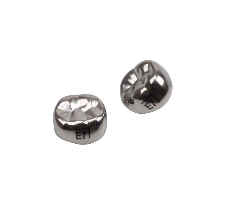 Edelstahlkronen für Milchzahnmolaren, Detailansicht von zwei Kronen mit Gravur E-LR-7.