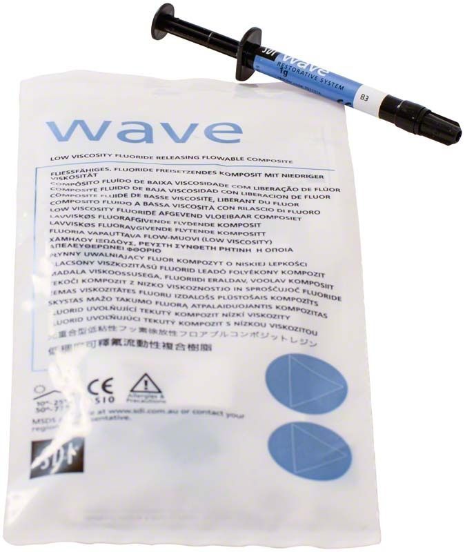 Spritze mit Wave B3 fluoridfreisetzendem Komposit auf weißem Hintergrund.