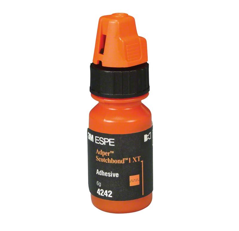 Adper™ Scotchbond™ XT Adhesive-Flasche mit orangem Verschluss und Etikett.
