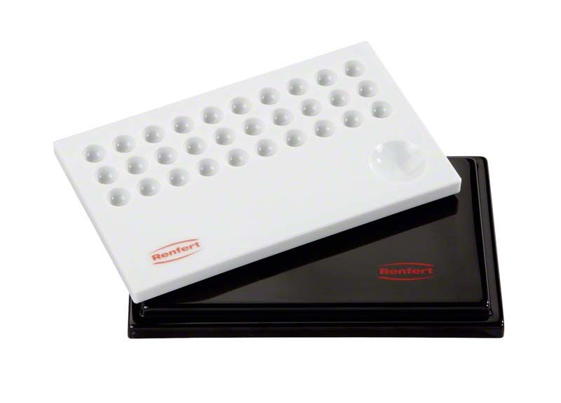 Keramikanmischplatte mit 30 kleinen Mulden und schwarzem Deckel.