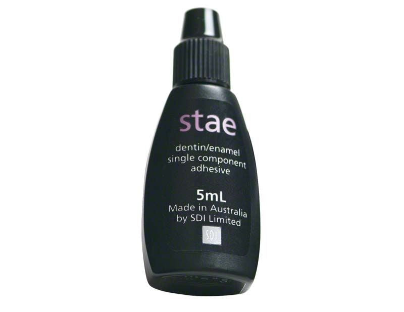 Stae Flasche mit 5mL Fluorid freisetzendem Adhäsivsystem, schwarzes Design.