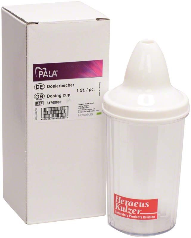 Pala® Dosierbecher vor Verpackung mit Heraeus Kulzer Logo