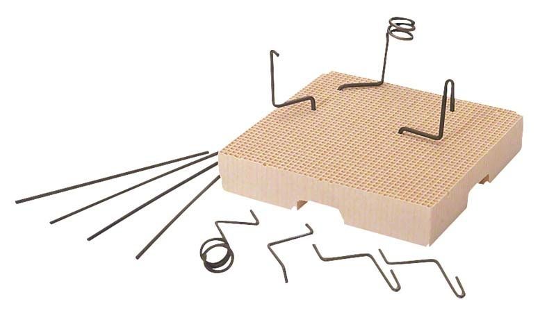 Keramischer Mesh-Tray mit Haltestiften für dentalen Brenngutträger.