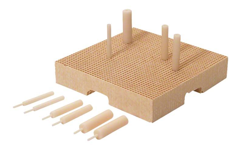 Brenngutträger mit individuell angeordneten Keramikstiften für dentale Technik.