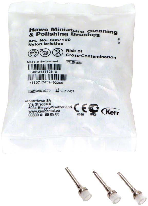 Hawe Miniatur Bürstchen mit Nylonborsten in transparenter Verpackung.