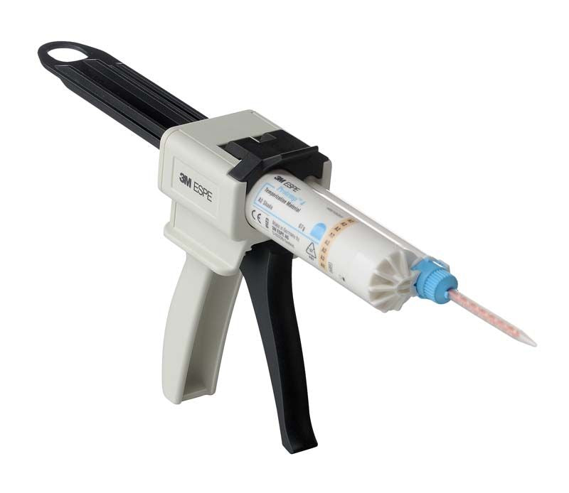 Protemp™ 4 A1 Kartusche in Applikationspistole für temporäre Zahnrestaurationen.