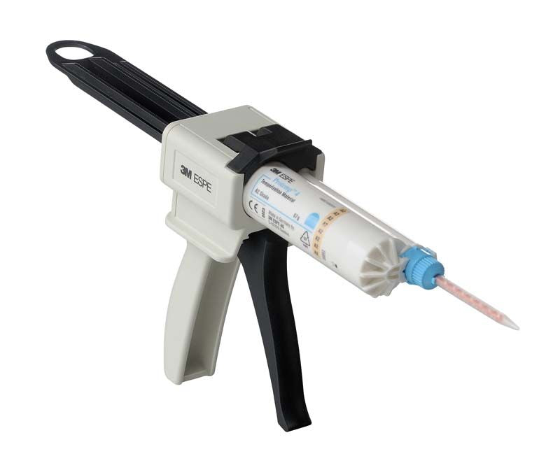 Protemp™ 4 Kartusche in Applikationspistole für Zahnrestaurationen.