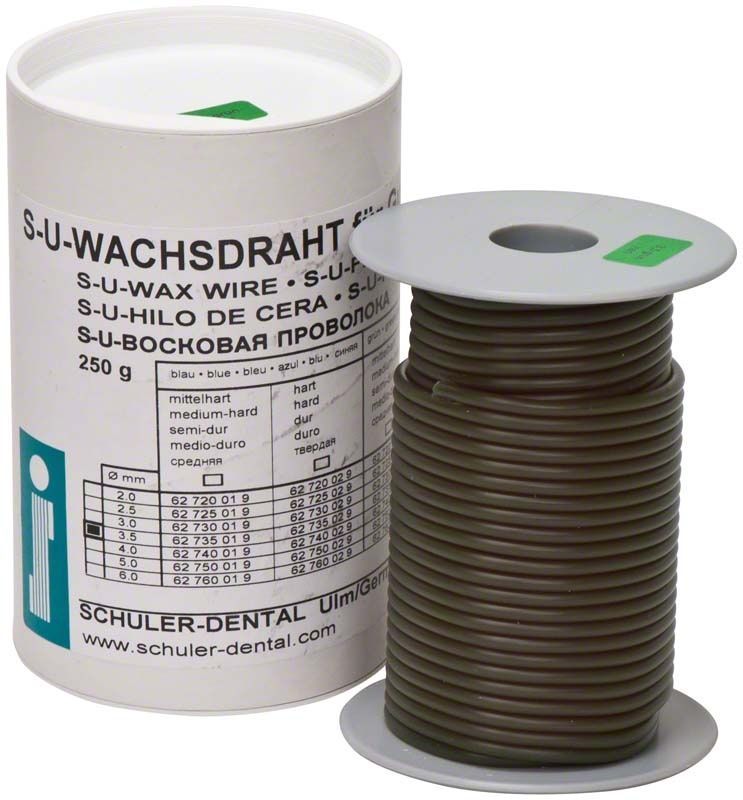 Grüne, harte Wachsdrahtrolle Ø 3,5mm neben Produktverpackung.