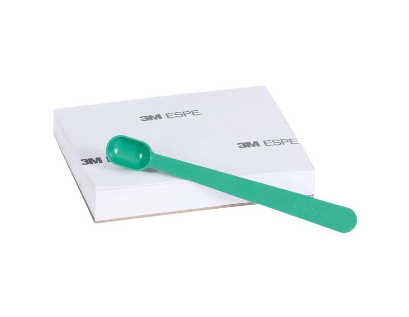 Grüner Spatel und 3M ESPE Verpackung für Ketac™ Cem Zement.