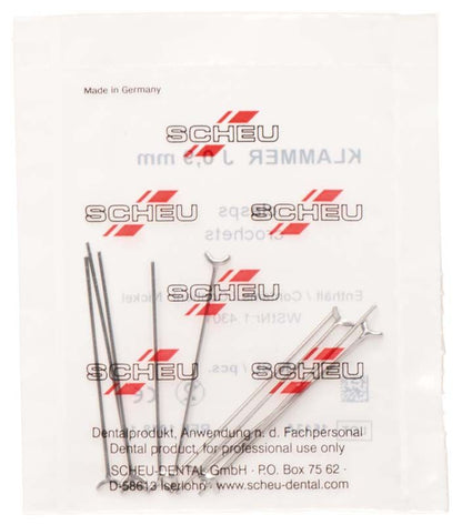 J-Klammer Ø 0,9mm in transparenter Verpackung mit rotem Scheu-Logo.