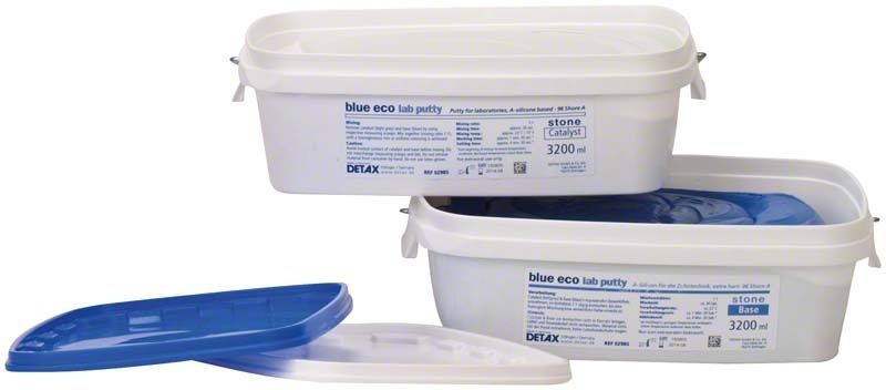 Zwei geöffnete Behälter Blue Eco stone von DETAX, mit blauen Deckeln.