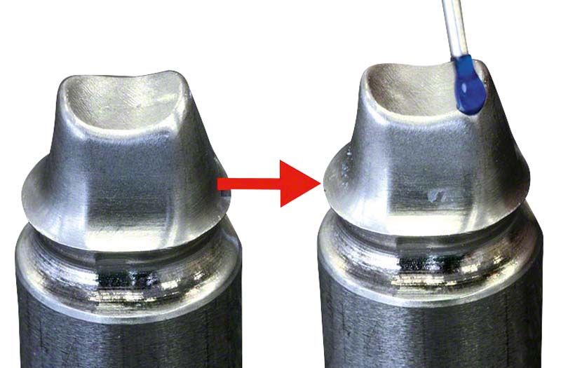 Nahaufnahme von zwei Zahnmodellen mit Auftragung von lichthärtendem Modellierkunststoff.