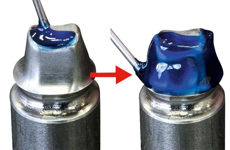 Nahaufnahme des lichthärtenden Modellierkunststoffs auf Zahnersatz, vor und nach Auftrag.