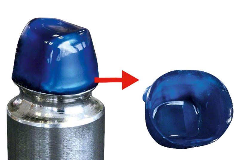 Nahaufnahme eines dentalen Modellierkunststoffs auf einer Metallunterlage mit Detailansicht.