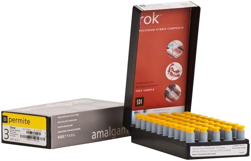 Permite Kapseln Gr. 3 slow in geöffneter Verpackung mit Amalgam-Details.