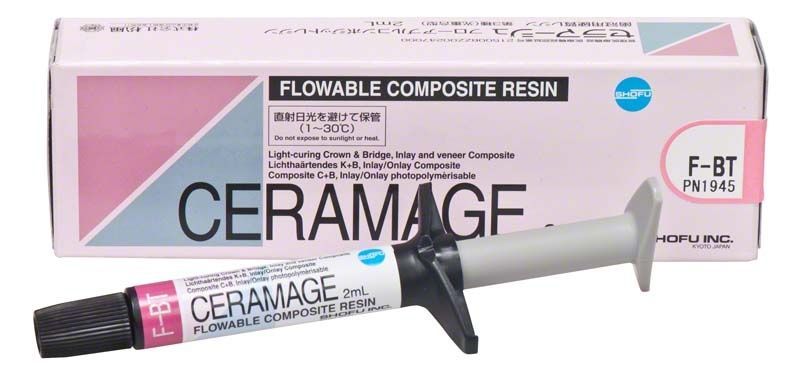Ceramage Flowable Composite F-BT in Spritze vor Verpackung.