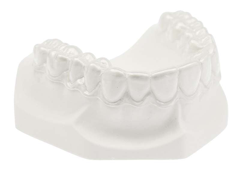 Hartelastische transparente Duran Tiefziehfolie auf Zahnmodell für dentalmedizinische Anwendungen.