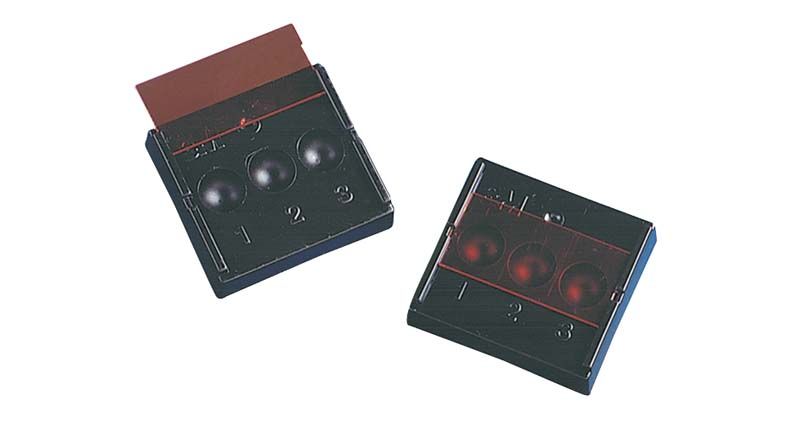 Zwei schwarze Mischschalen für dentale Adhäsive mit nummerierten Vertiefungen.