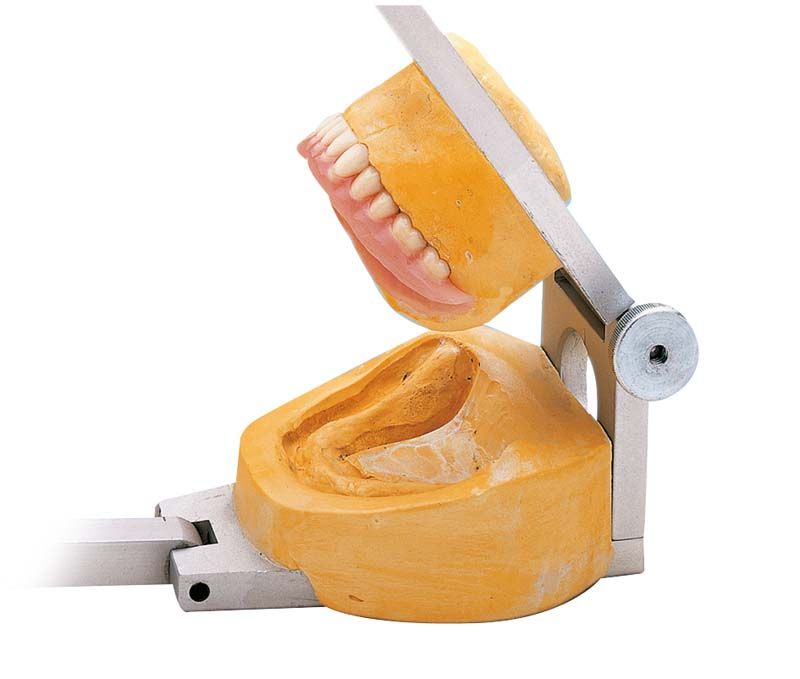 Unterfütterungsgerät für Prothetik mit dentalem Modell im Einsatz.