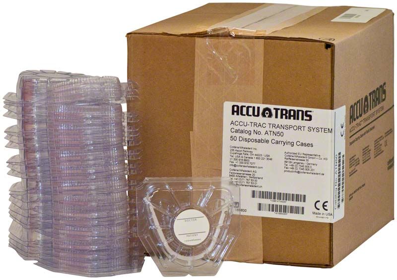 Accu-Trac Transportboxen, gestapelt vor einer Verpackung mit Etikett.