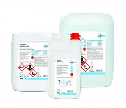 Drei Kanister MyClean IN Instrumentendesinfektionsmittel mit Etiketten und Gefahrensymbolen.