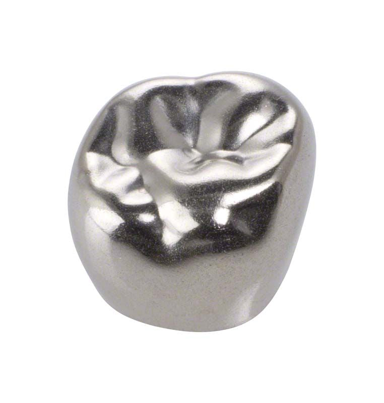 Edelstahlkrone für 6-Jahr-Molar im Oberkiefer, Produktansicht.