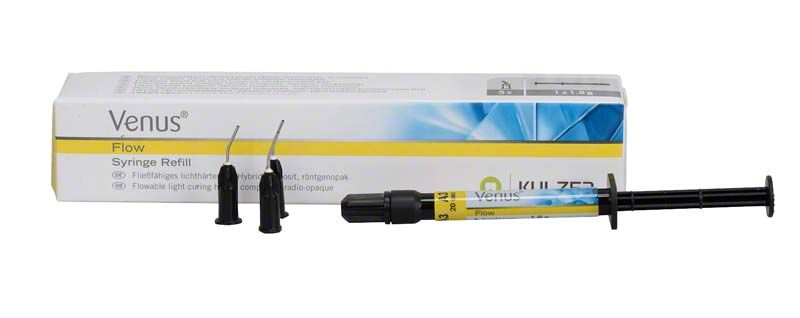 Venus Flow Spritze A3 mit Verpackung und Applikationskanülen.