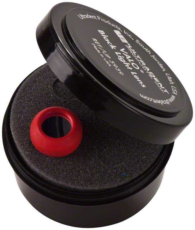 Schwarze VALO® Black Light Linse in geöffneter Verpackung mit rotem Einsatz.