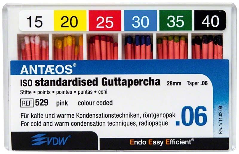 Guttapercha-Stifte ISO 15-40, farbcodiert in Plastikbox.