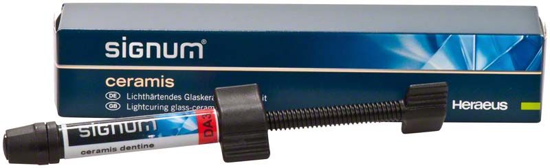 Signum® ceramis dentine DA3 in Spritze vor Produktverpackung.