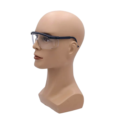 Schutzbrille Scratch auf einem Modellkopf von der Seite gezeigt.