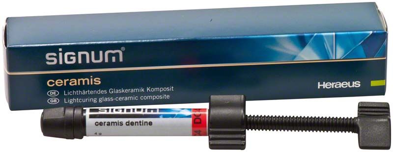 Signum® ceramis dentine DC4 in Spritze mit Verpackung im Hintergrund.