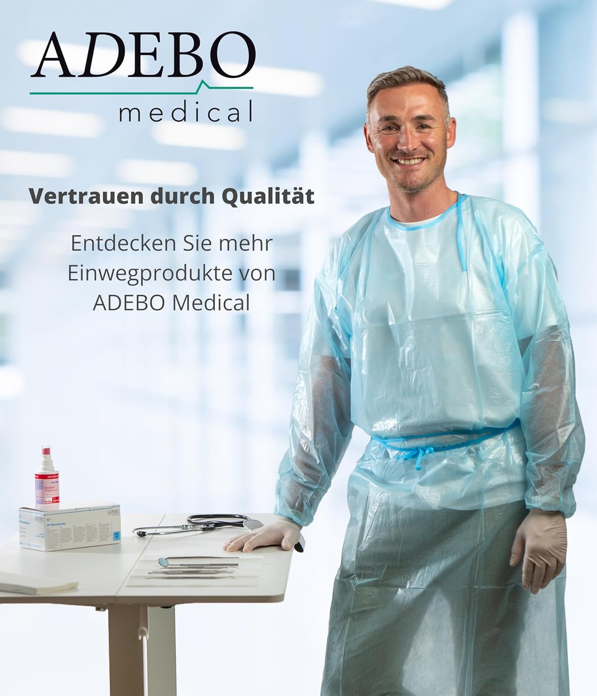 Blauer Schutzkittel mit elastischen Bündchen, getragen von einer Person in medizinischer Umgebung.