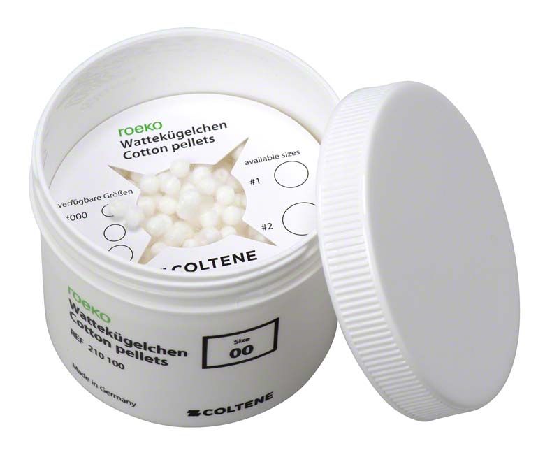 Weiße ROEKO Wattekügelchen Gr. 00 in geöffnetem Kunststoffbehälter mit Größenübersicht.