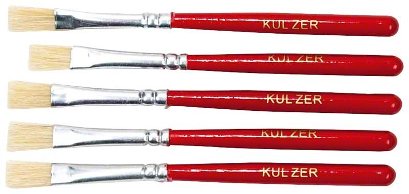 Fünf rote Pinsel für Aislar® von Kulzer für dentalen Gebrauch.