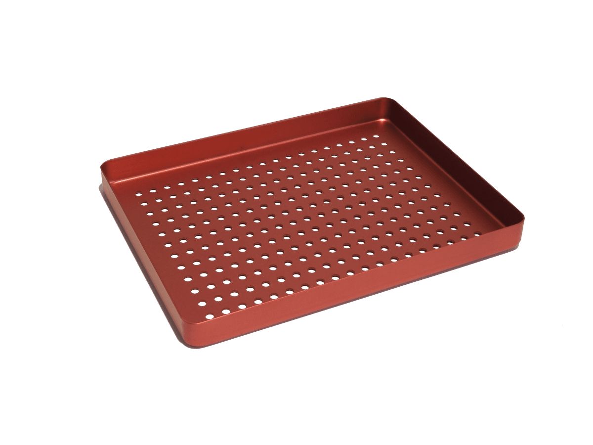 Rote, gelochte Aluminiumschale EUROTRAY Minitray auf weißem Hintergrund.