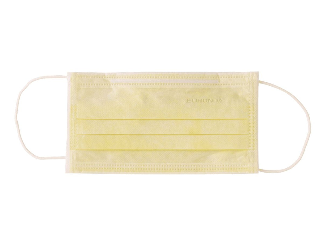 Gelber 3-lagiger Mund- und Nasenschutz mit elastischen Gummibändern.