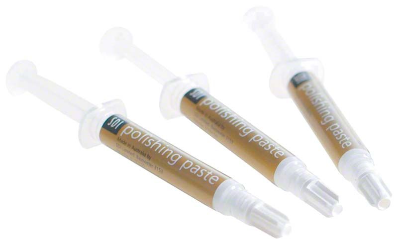 Komposit Polierpaste Spritzen für dentalen Restaurationen auf weißem Hintergrund.