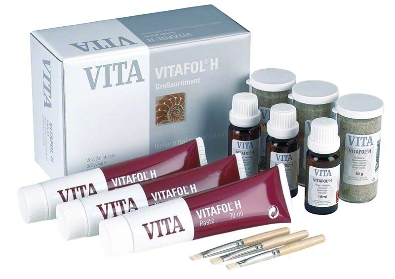 VITAFOL® H Großsortiment mit Tuben, Fläschchen und Pinseln auf weißem Hintergrund.