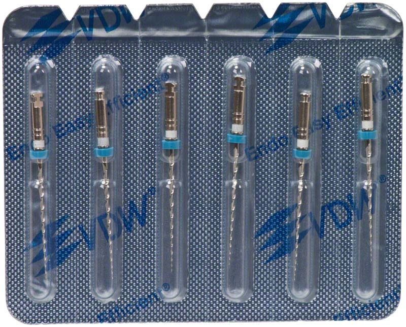 Sechs Mtwo® NiTi-Instrumente in Blisterverpackung für Wurzelkanalaufbereitung.