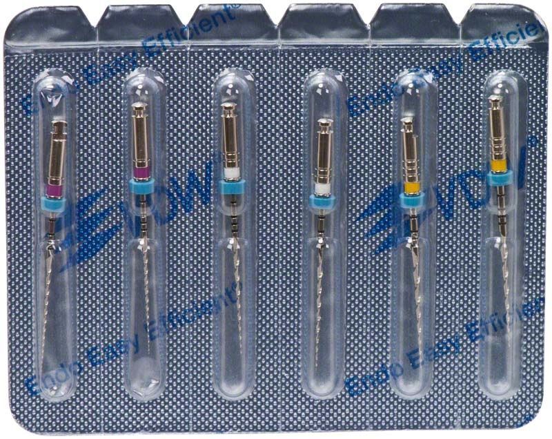 Blisterpackung mit sechs Mtwo® NiTi-Instrumenten, 25mm Länge, verschiedene Größen.