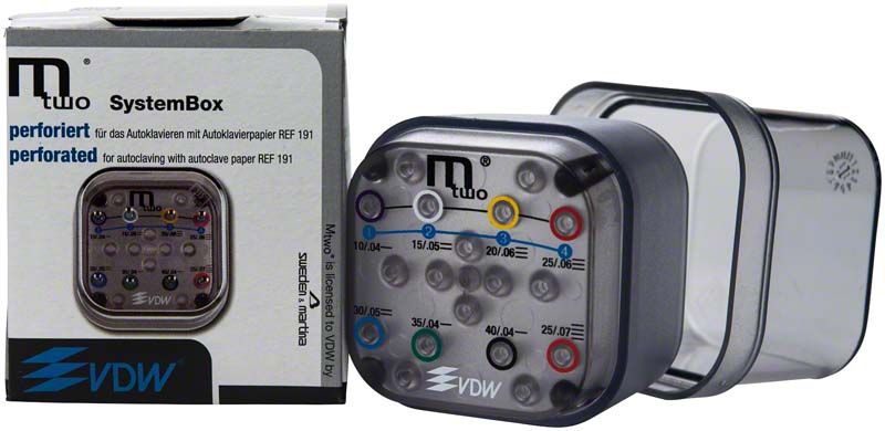 Mtwo® SystemBox für Mtwo® Wurzelkanalinstrumente neben geöffneter Aufbewahrungsbox.