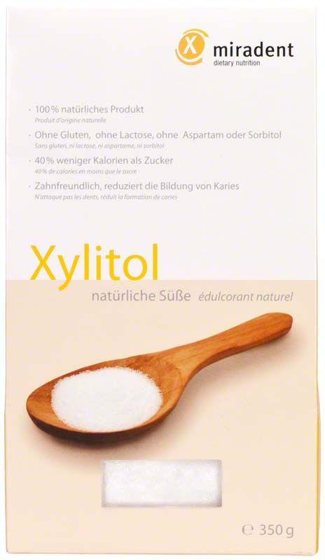 Xylitol Pulver 350g in Holzlöffel auf Verpackung mit Markennamen.