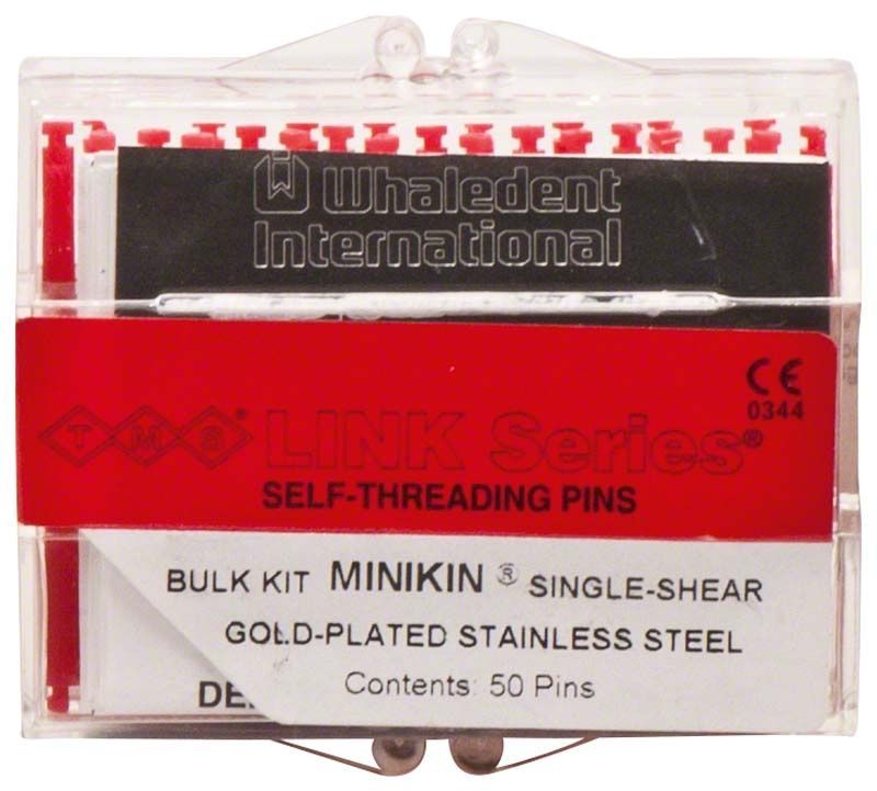 Transparente Verpackung mit "TMS Link Edelstahl goldbeschichtet Minikin rot 50er" Pins.