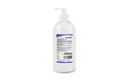 Antibakterielle Seife in weißer Pumpflasche, 500 ml, etikettiert.