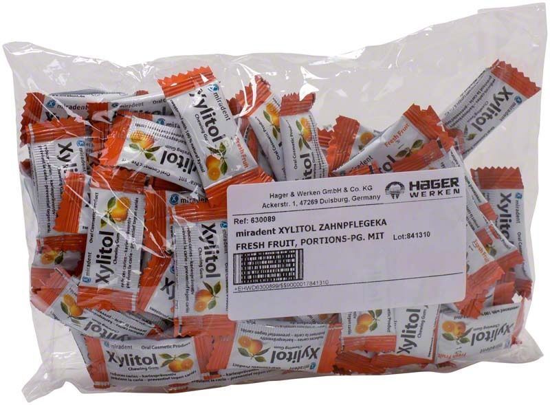 Portionspackungen Xylitol Kaugummi Frucht in durchsichtiger Kunststoffverpackung.