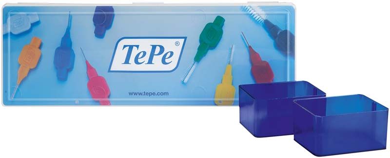 Leere TePe Praxisbox mit bunten Interdentalbürsten-Motiven und zwei blauen Einsätzen.