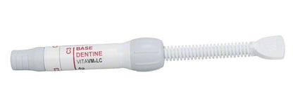 Lichthärtendes Mikropartikel-Verblendkomposit VITAVM®LC BASE DENTINE C3 in Spritzenform.