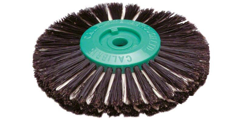 Calibris Polierbürste mit Kunststoffkern und 3-reihigen Chunkingborsten.